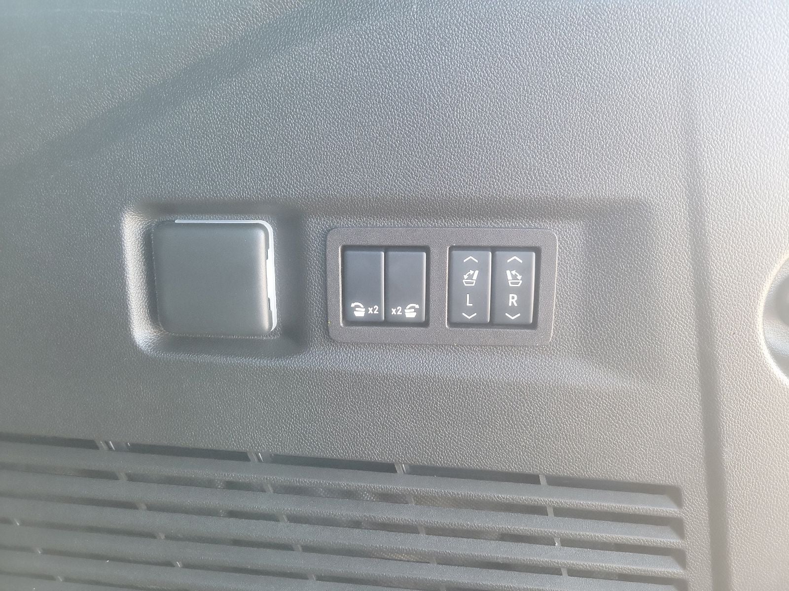 2024 GMC Yukon AT4 - Photo 12