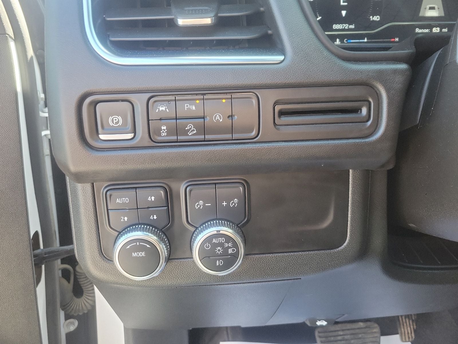 2024 GMC Yukon AT4 - Photo 18