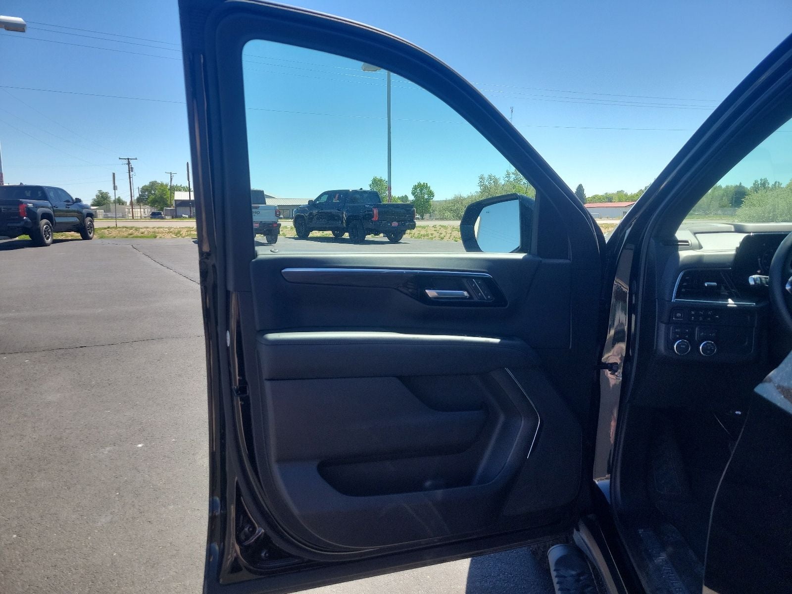 2025 Chevrolet Suburban Z71 - Photo 12