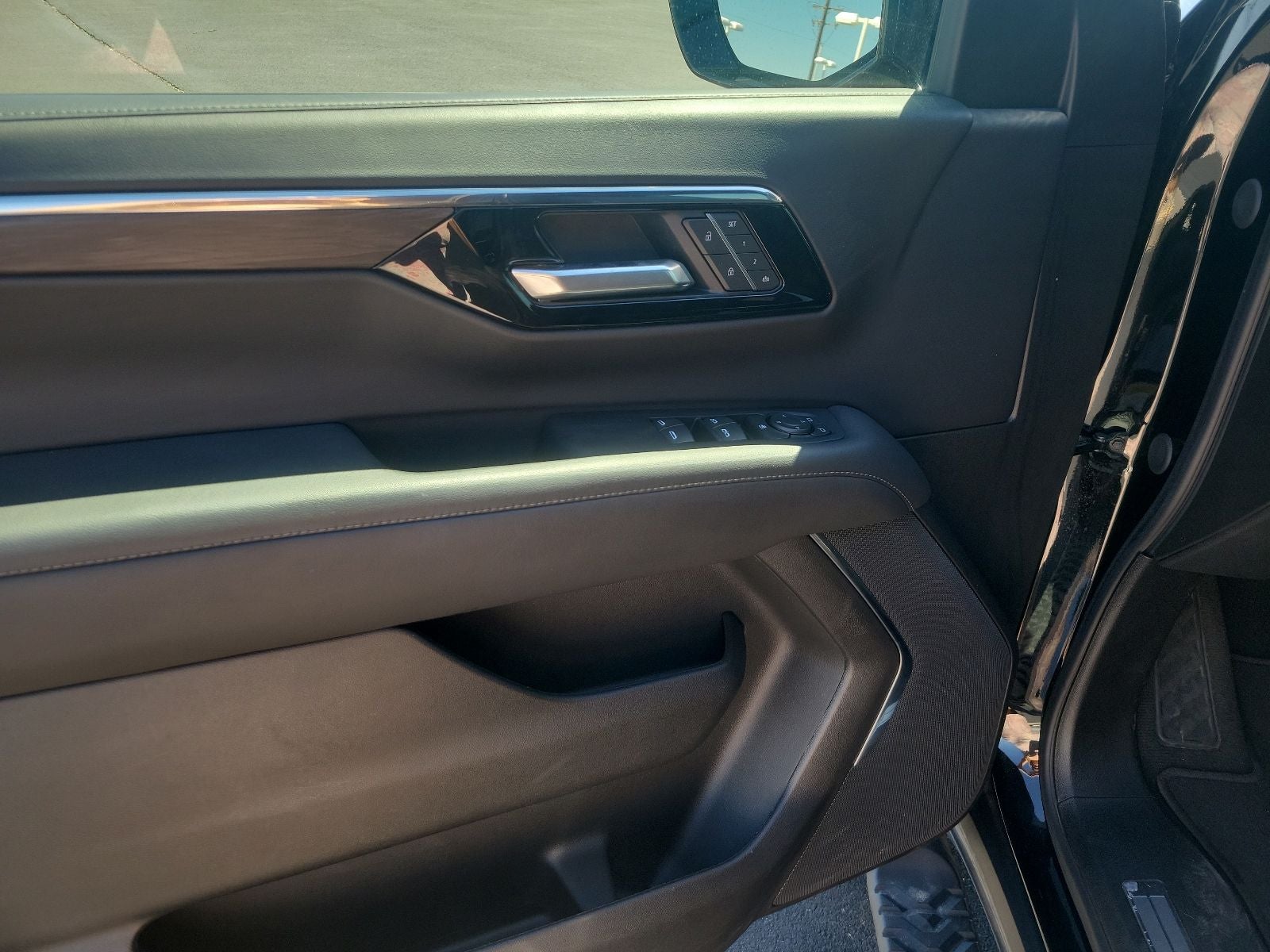 2025 Chevrolet Suburban Z71 - Photo 13