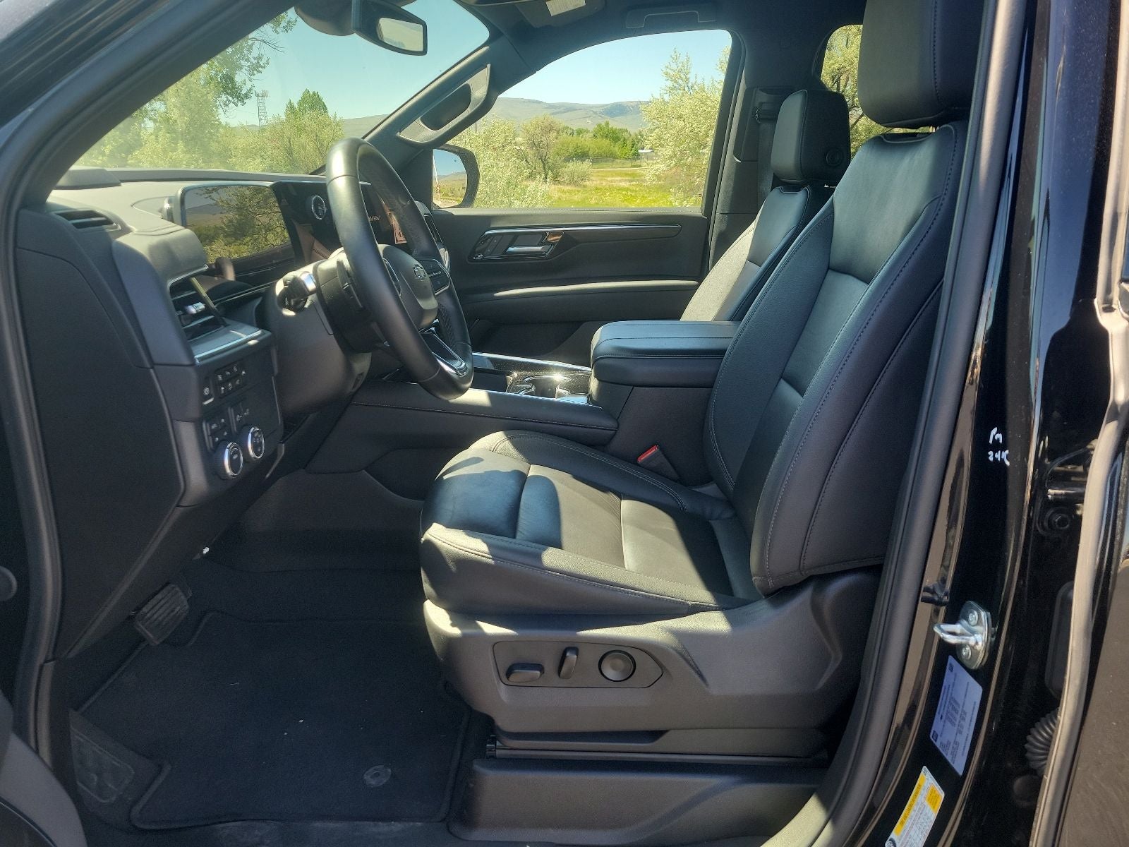 2025 Chevrolet Suburban Z71 - Photo 14