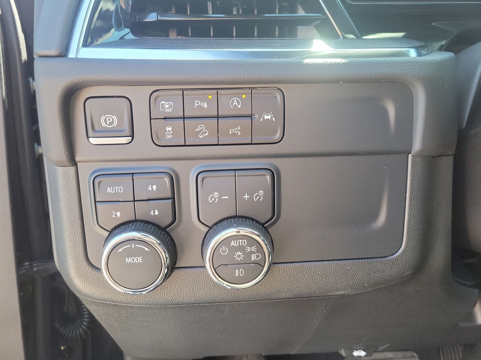 2025 Chevrolet Suburban Z71 - Photo 16