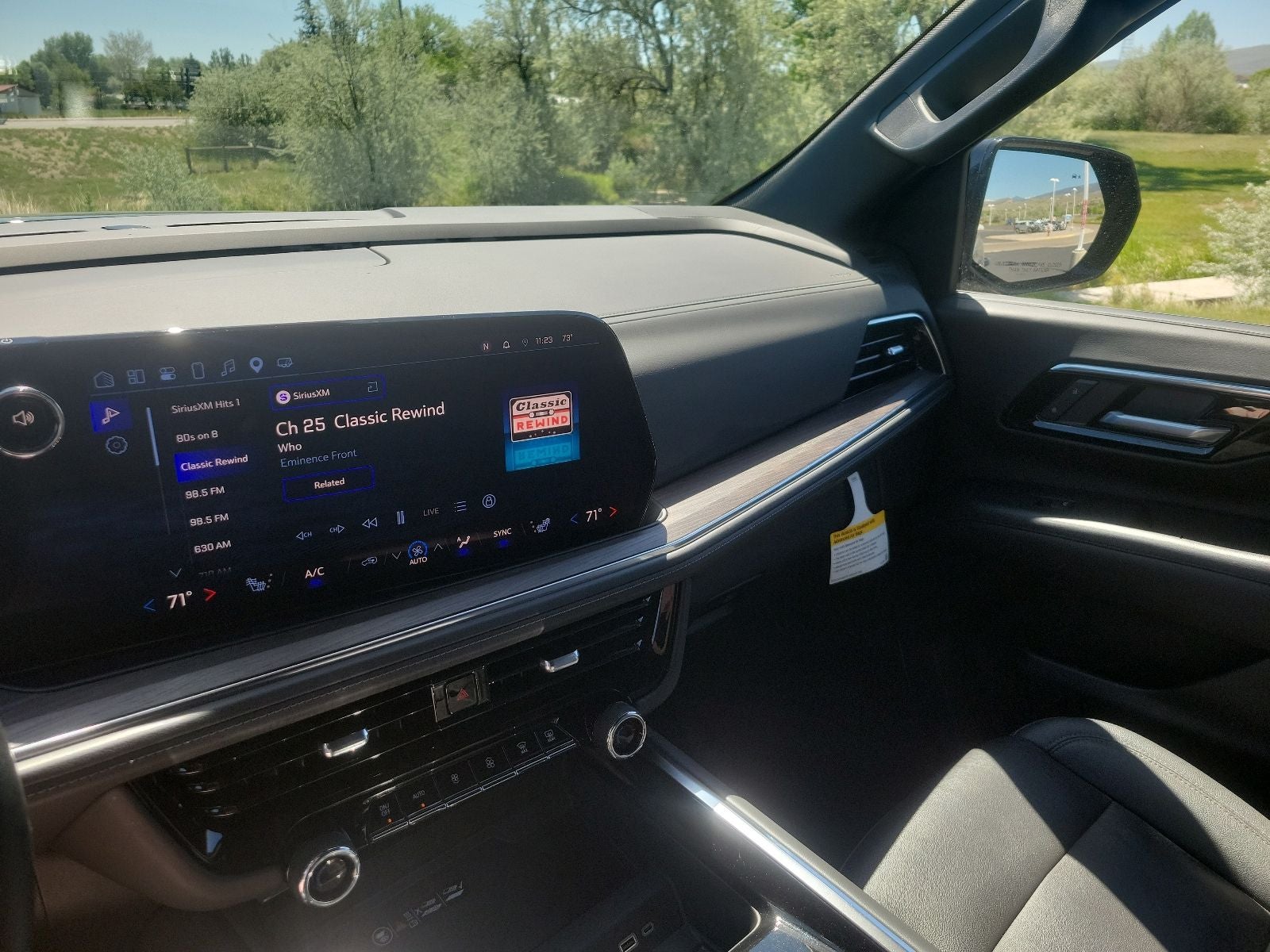 2025 Chevrolet Suburban Z71 - Photo 30