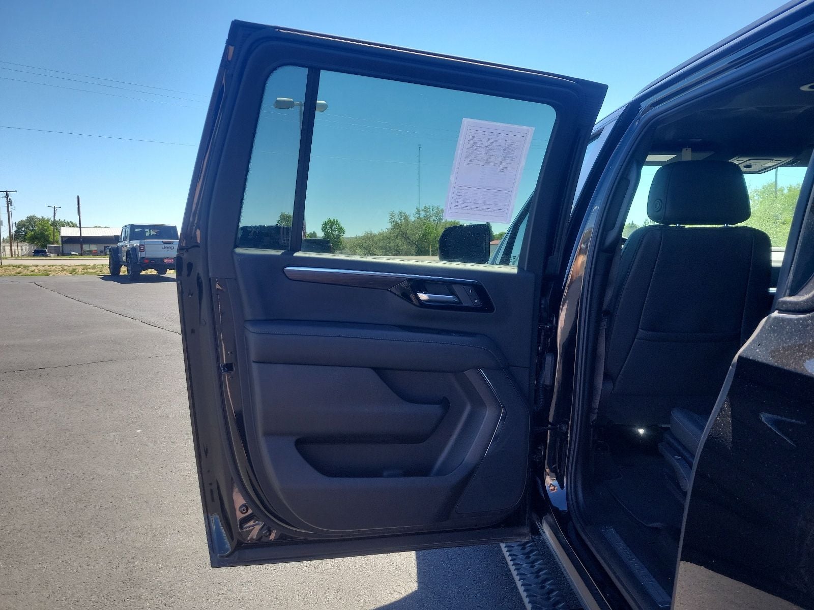 2025 Chevrolet Suburban Z71 - Photo 35