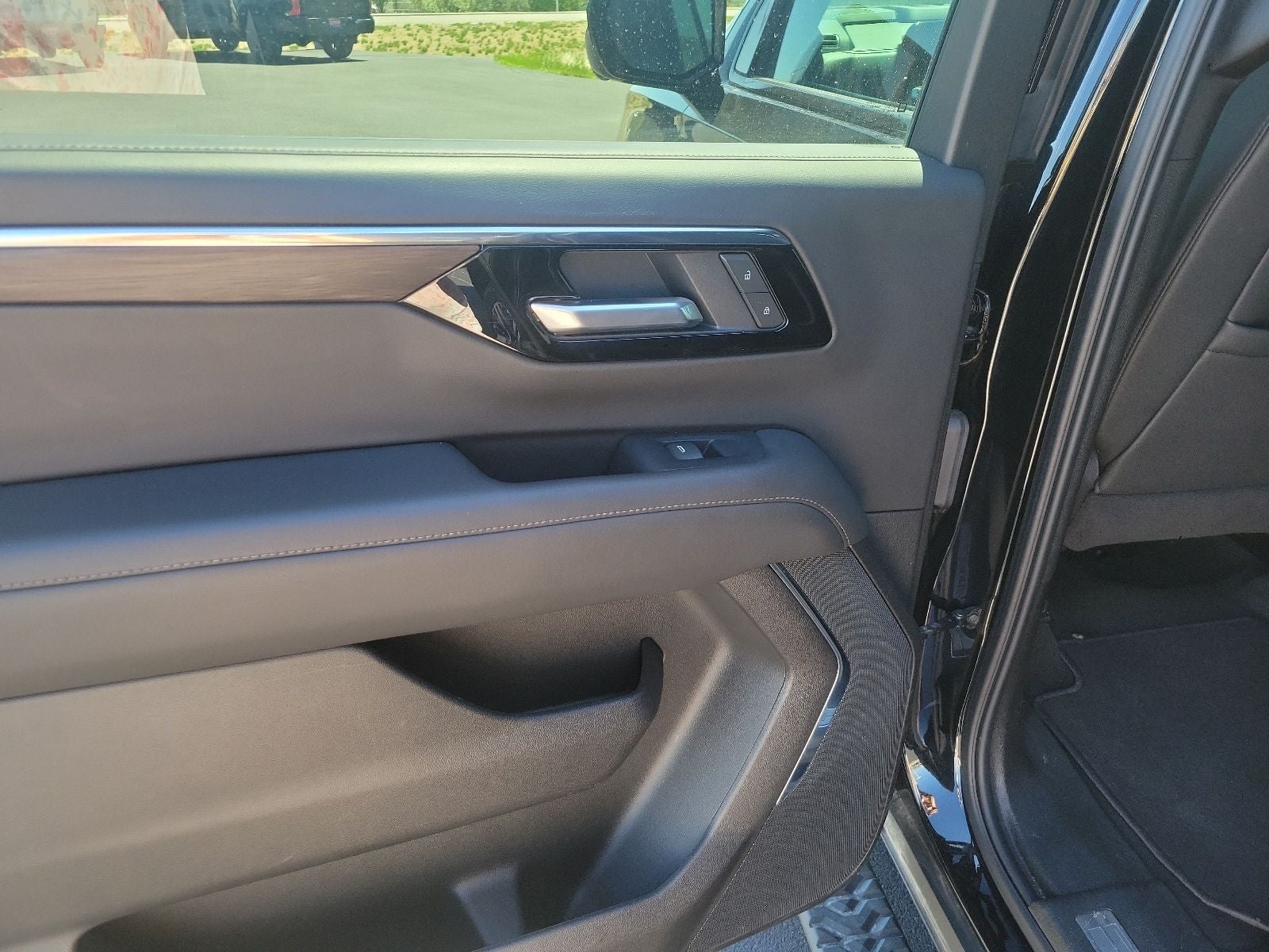 2025 Chevrolet Suburban Z71 - Photo 36