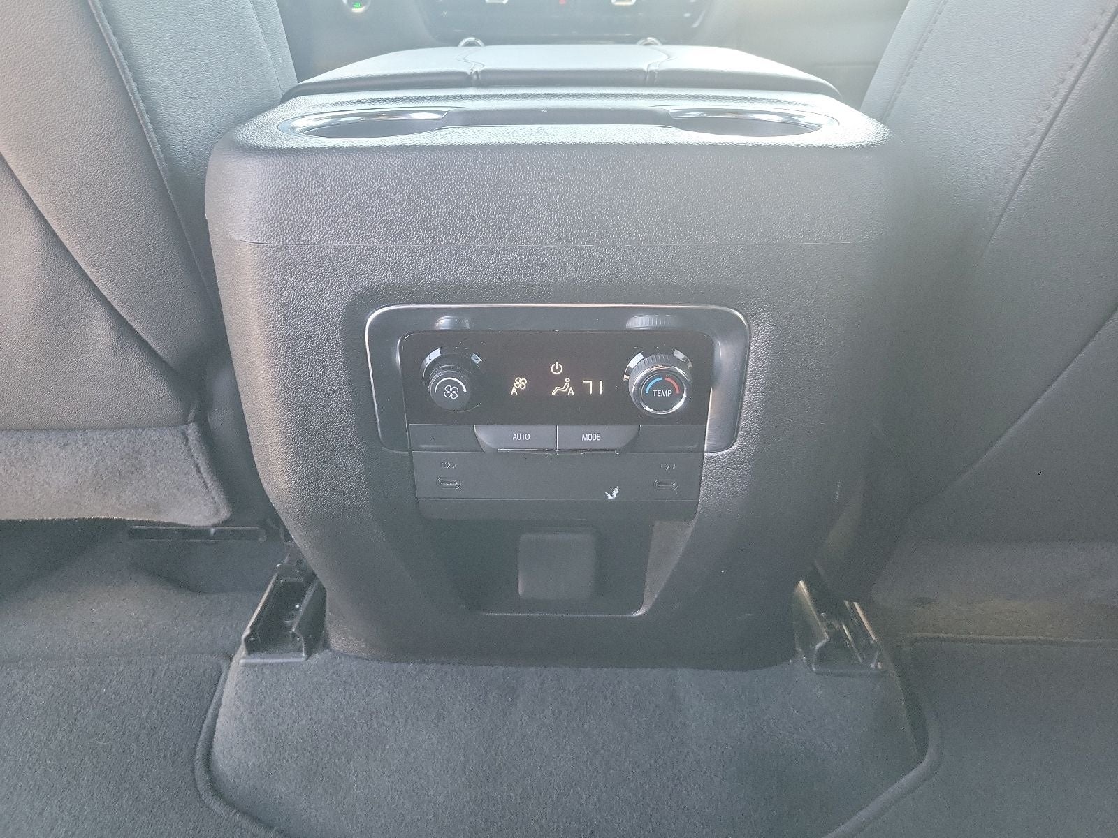 2025 Chevrolet Suburban Z71 - Photo 39