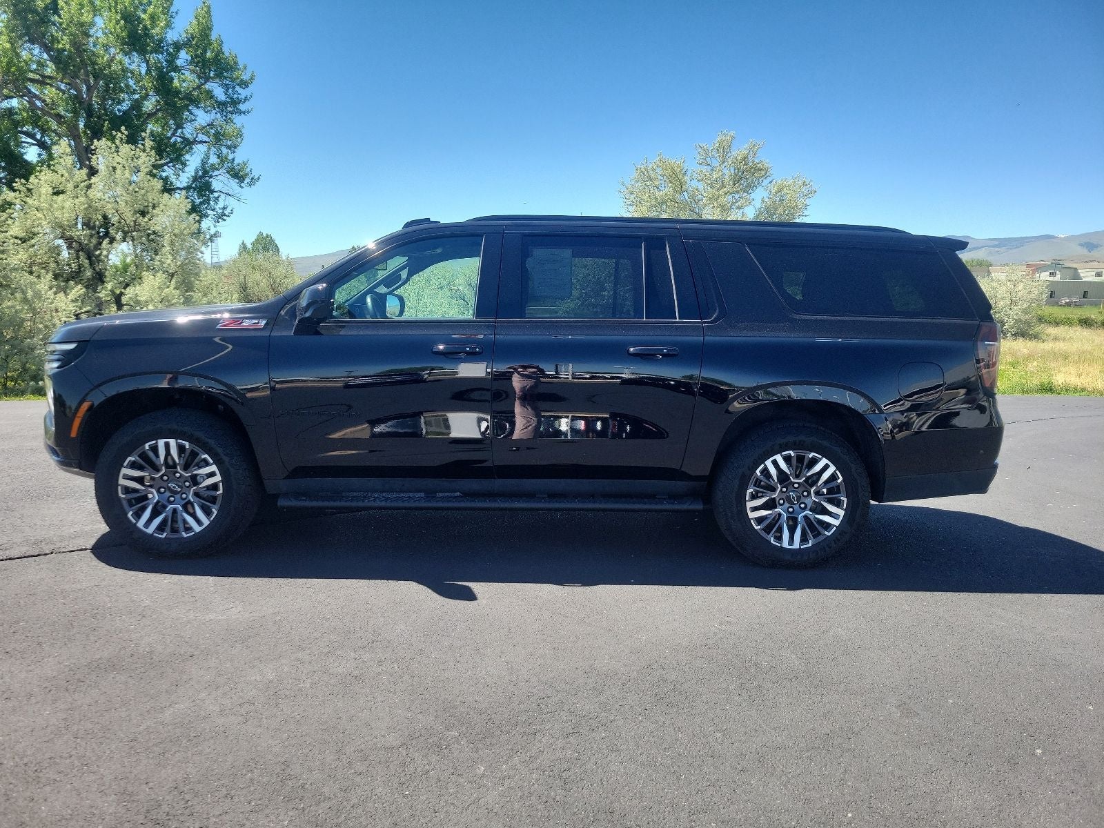 2025 Chevrolet Suburban Z71 - Photo 7