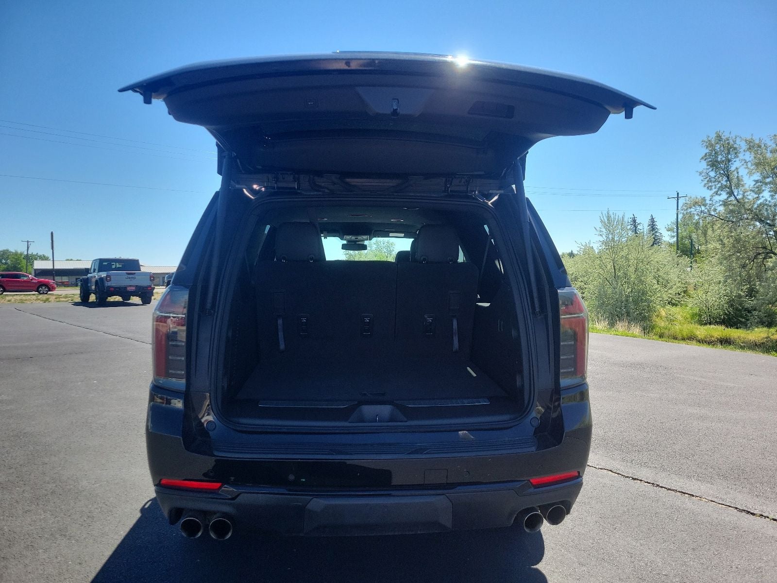 2025 Chevrolet Suburban Z71 - Photo 8