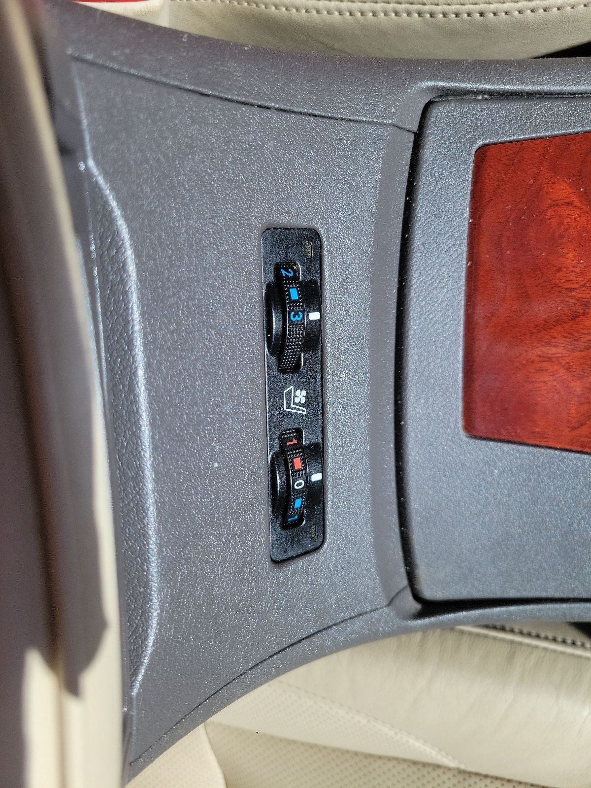 2010 Lexus ES 350 - Photo 24